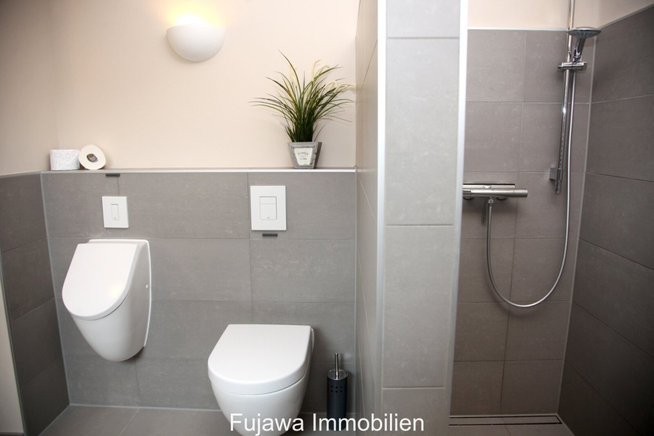 Bad EG mit ebenerdiger Dusche