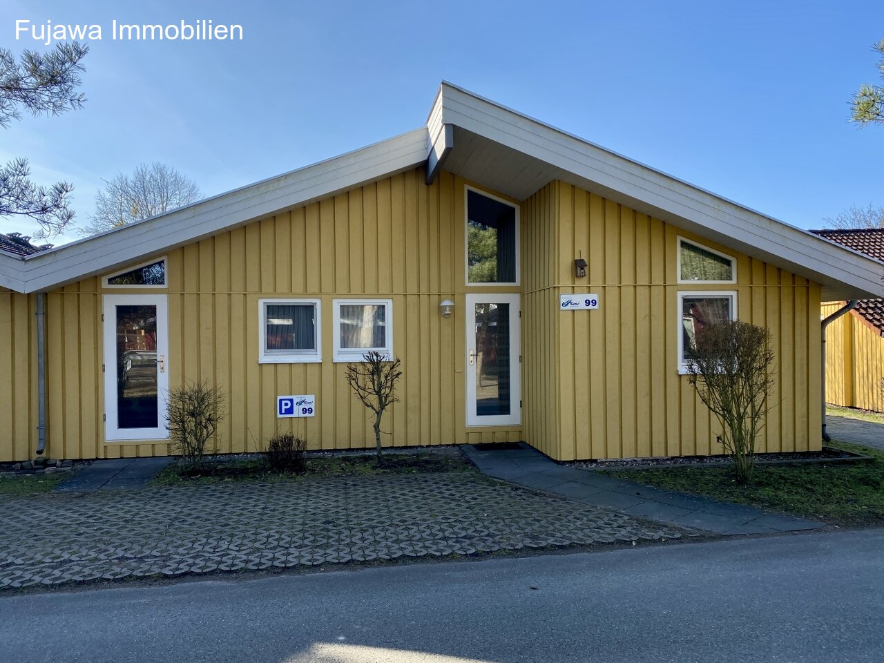 Ansicht Eingang mit Parkplatz Ansicht Eingang mit Parkplatz