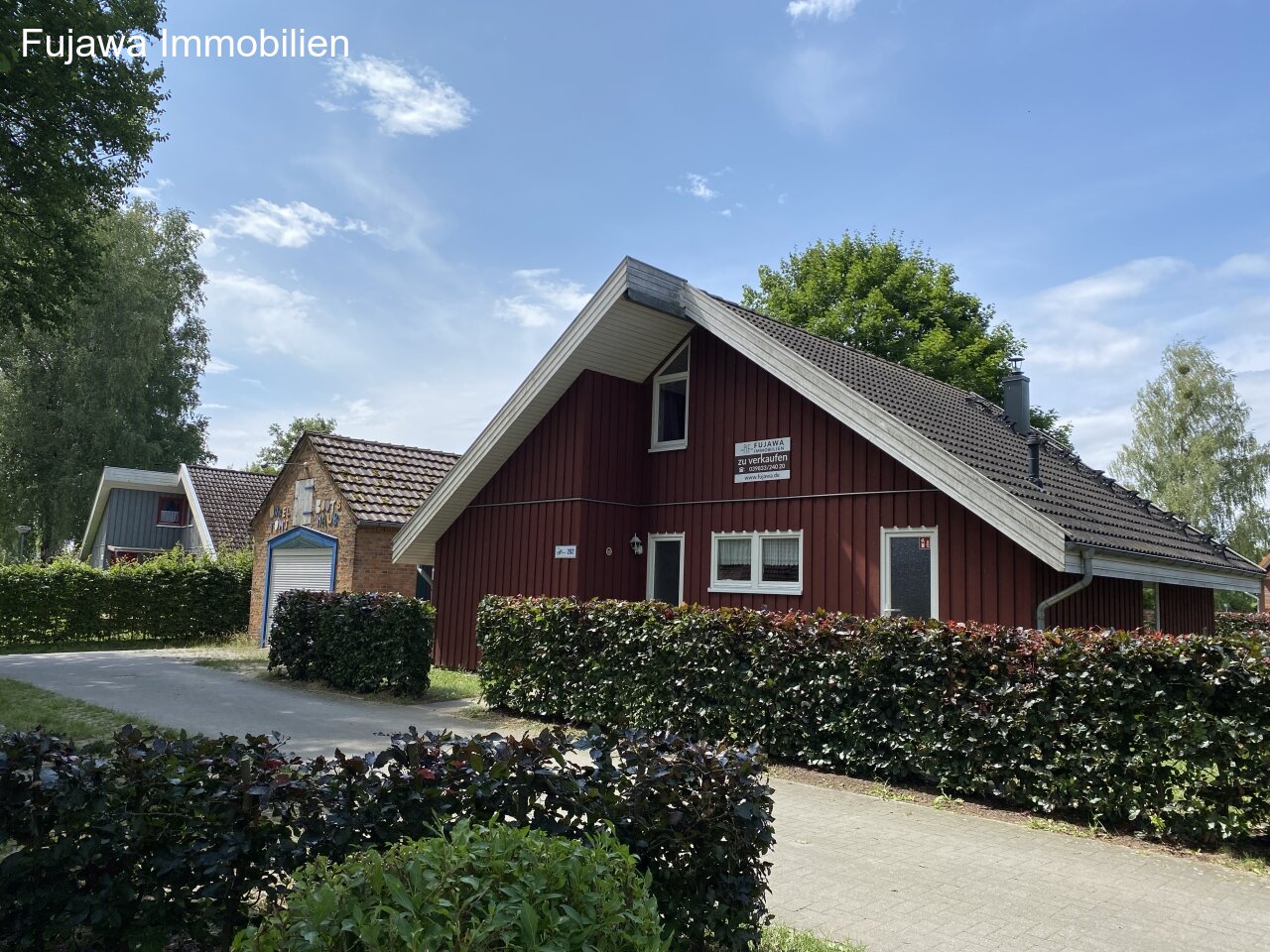 Hauseingang und Parkplatz Hauseingang und Parkplatz