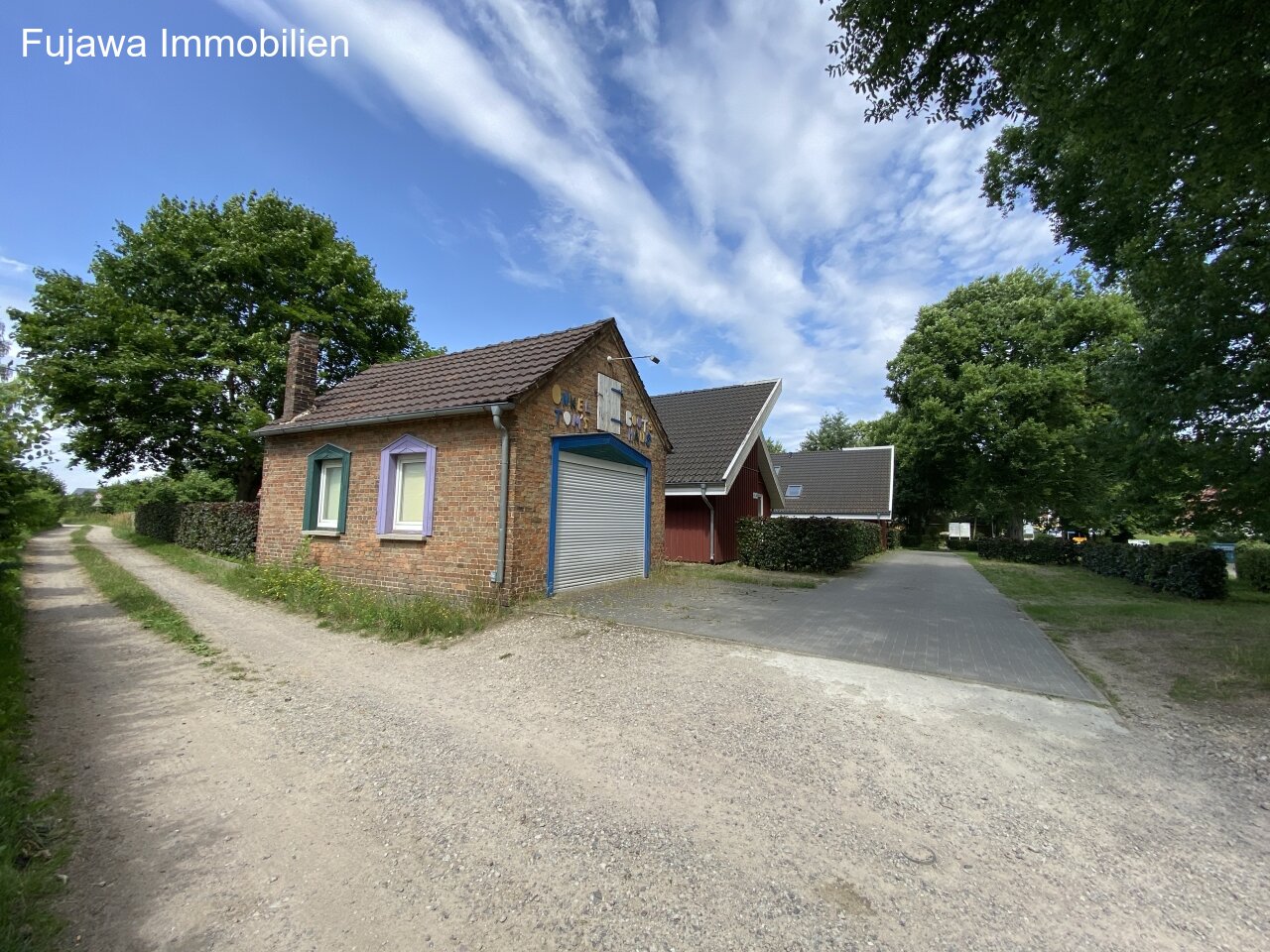 Gartenweg und Zufahrt zum Haus davor 2 Stellplätze  (Weitwinkel)